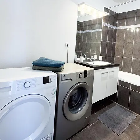Bel Climatise & Parking Apartment